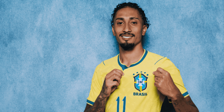 Raphinha participou de atividades com o restante do elenco. Apesar da evolução, ele ainda não deve ficar à disposição para o jogo de domingo.