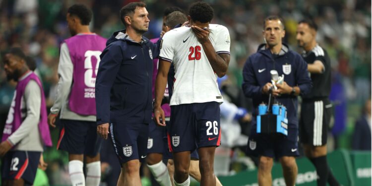 Inglaterra perde Jarell Quansah por dois jogos e terá desfalque nas quartas de final