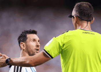 O árbitro português João Pinheiro protagonizou um momento de tensão com Messi, que foi flagrado reclamando de forma enfática durante a partida