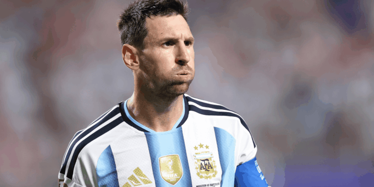 Argentina admite desgaste físico antes da semifinal contra a Inglaterra. Messi e Dibu Martínez destacam cansaço após sequência de jogos intensos