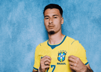 Com Lucas Paquetá lesionado, Carlo Ancelotti voltou a utilizar Gabriel Martinelli entre os titulares no treinamento deste sábado.