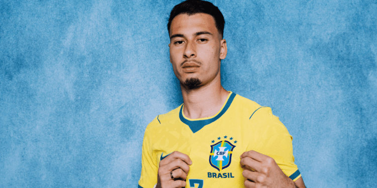 Com Lucas Paquetá lesionado, Carlo Ancelotti voltou a utilizar Gabriel Martinelli entre os titulares no treinamento deste sábado.