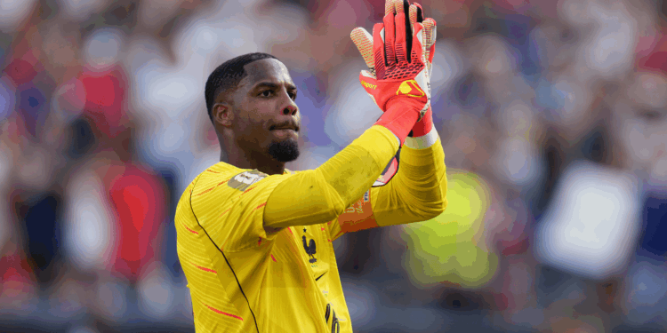 Mike Maignan, goleiro da França, é natural de Caiena, capital da Guiana Francesa, localizada a menos de 200 km de Oiapoque, no Amapá.