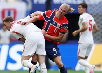 Gol da Noruega anulado após revisão do VAR seguiu a nova regra da Ifab durante a Copa do Mundo