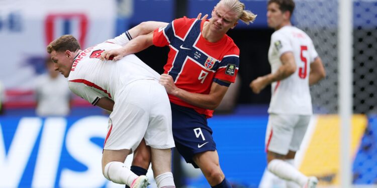 Gol da Noruega anulado após revisão do VAR seguiu a nova regra da Ifab durante a Copa do Mundo