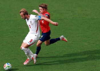 Gol da Noruega gera polêmica após possível falta em Harry Kane durante jogo contra a Inglaterra