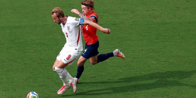 Gol da Noruega gera polêmica após possível falta em Harry Kane durante jogo contra a Inglaterra