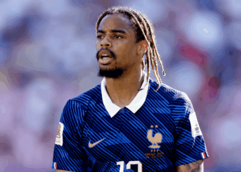 Barcola será titular no lugar de Désiré Doué no setor ofensivo. A alteração é uma escolha do técnico francês, que aposta na velocidade de Barcola.