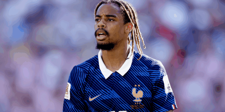 Barcola será titular no lugar de Désiré Doué no setor ofensivo. A alteração é uma escolha do técnico francês, que aposta na velocidade de Barcola.