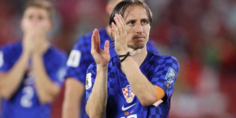 Modric protesta contra a arbitragem após a eliminação da Croácia para Portugal