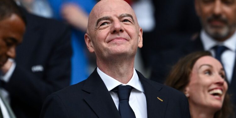Infantino admite discutir ampliação da Copa para 64 seleções e web reage com críticas