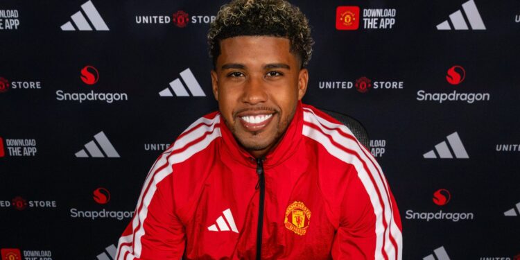 Andrey Santos é anunciado pelo Manchester United