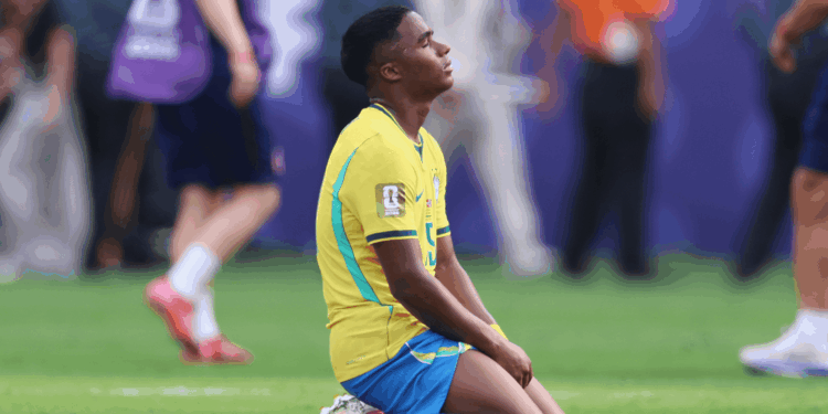 Endrick, atacante brasileiro entra na mira da Roma, mas José Mourinho, atual técnico do Real Madrid, pode dificultar negociação.