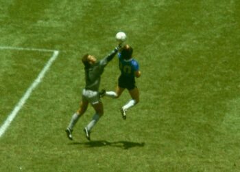 Maradona marca com a mão contra a Inglaterra em 1986, no lance que ficou conhecido mundialmente como "La Mano de Dios"