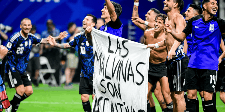 Argentina pode ser punida pela Fifa após faixa sobre as Malvinas
