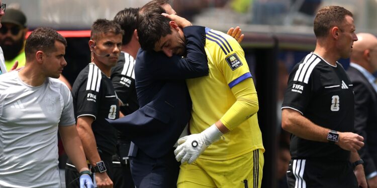 Courtois deixou a Copa do Mundo lesionado, mas exames afastaram preocupação no Real Madrid