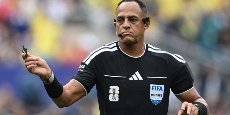 Ismail Elfath será o árbitro de Inglaterra x Argentina na semifinal da Copa do Mundo