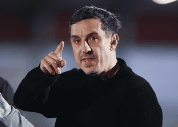 Gary Neville , ex-jogador ingl&ecirc;s voltou a criticar a dupla de zaga da Argentina &agrave;s v&eacute;speras da final da Copa do Mundo de 2026.