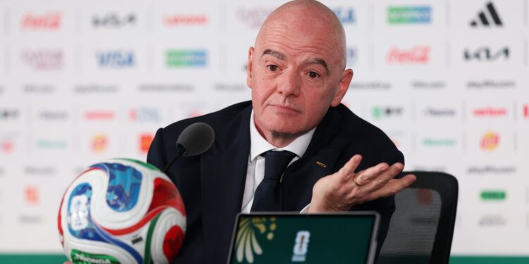Gianni Infantino pode enfrentar um adversário na eleição da Fifa após articulação liderada por federações da Uefa