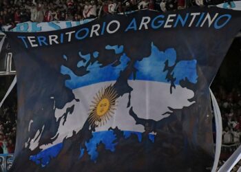 Jogo entre Argentina e Inglaterra terá segurança reforçada e veto a bandeiras ligadas às Malvinas na semifinal