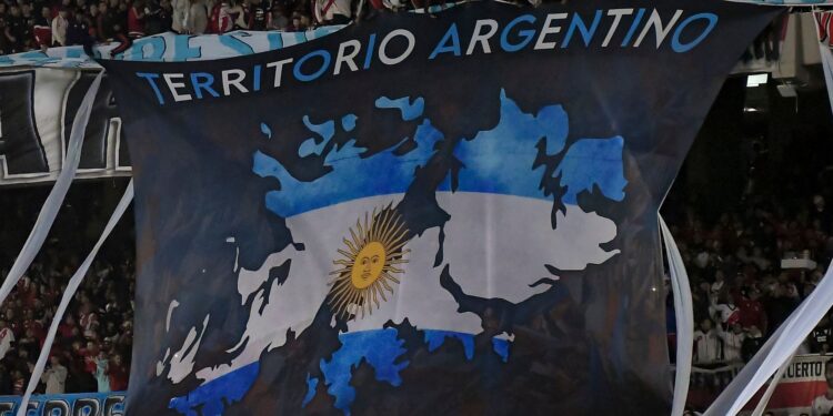 Jogo entre Argentina e Inglaterra terá segurança reforçada e veto a bandeiras ligadas às Malvinas na semifinal