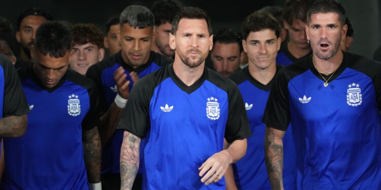 Seleção argentina usará camisa azul na semifinal da Copa do Mundo