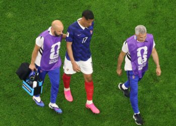 William Saliba deixou jogo da França ainda no primeiro tempo após voltar a sentir dores nas costas