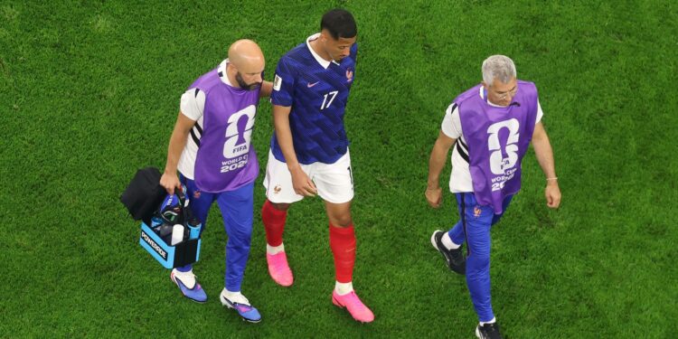 William Saliba deixou jogo da França ainda no primeiro tempo após voltar a sentir dores nas costas