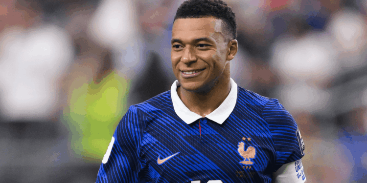 Mbappé ultrapassou Lionel Messi e assumiu o posto de maior artilheiro da história das Copas, com 22 gols.
