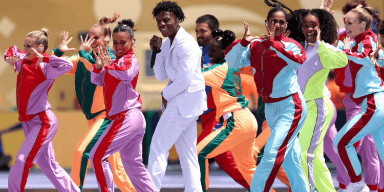 Speed, uma das estrelas do evento e apresentou sua música “Champions” durante a celebração.