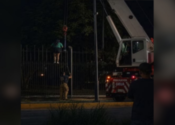 Torcedora mexicana fica presa e é resgatada por guindaste ao tentar acessar Fan Fest da Copa