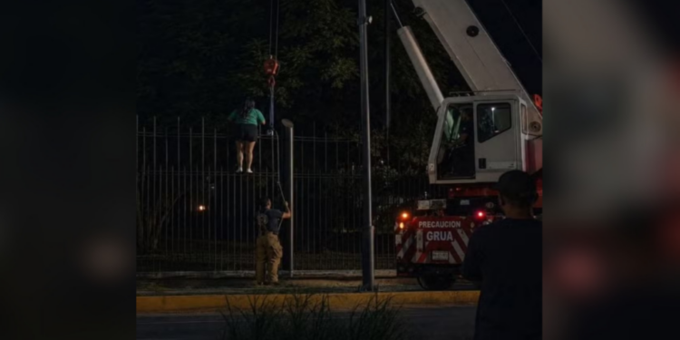 Torcedora mexicana fica presa e é resgatada por guindaste ao tentar acessar Fan Fest da Copa