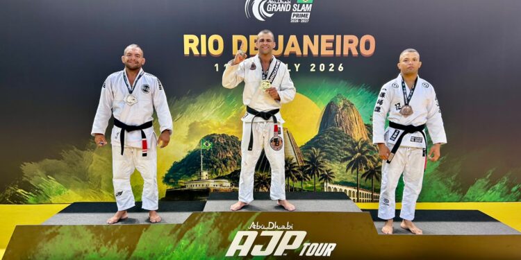 Magno Mota venceu quatro lutas para subir ao lugar mais alto do pódio - Foto: Divulgação/AJP