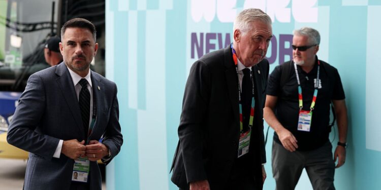 Ancelotti chegando ao MetLife Stadium