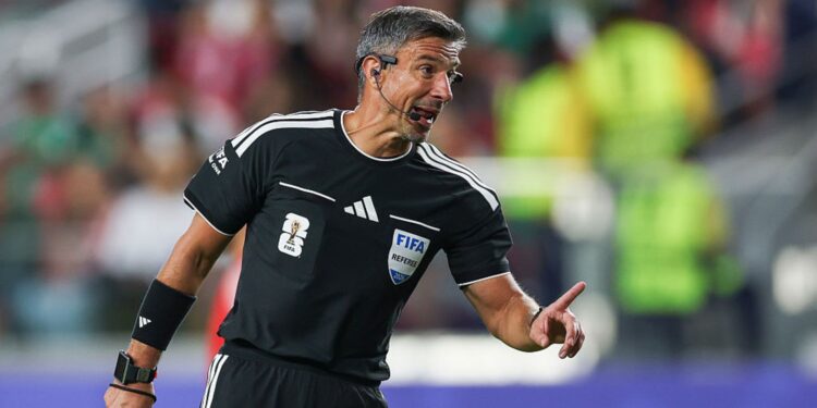 Árbitro Slavko Vincic em jogo da Copa do Mundo