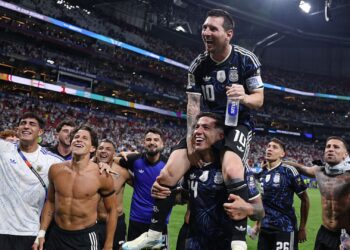 Jogadores da Argentina comemorando classificação