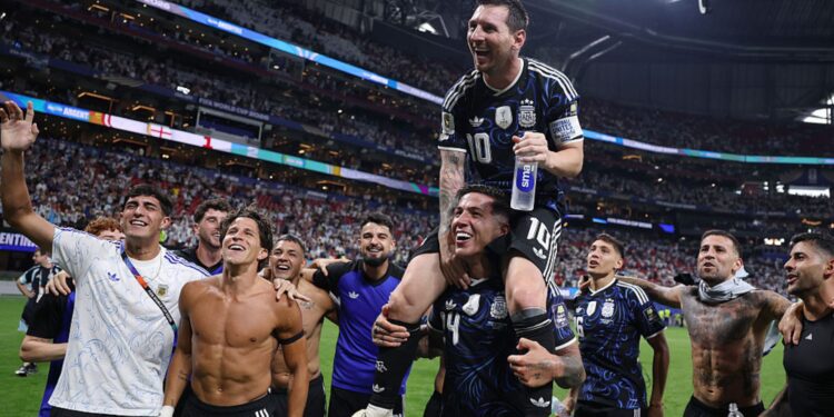 Jogadores da Argentina comemorando classificação