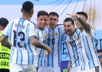 Jogadores da Argentina comemorando gol de Messi