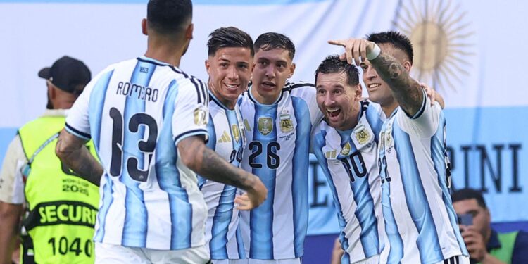 Jogadores da Argentina comemorando gol de Messi