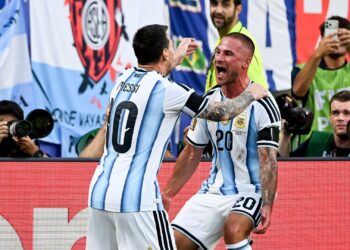 Messi e Mac Allister comemoram gol da Argentina