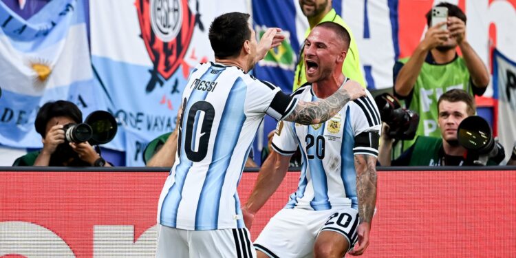 Messi e Mac Allister comemoram gol da Argentina