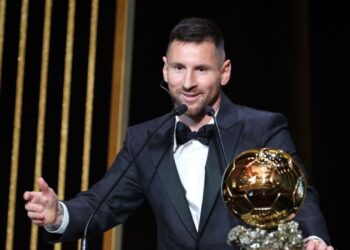 Messi com a Bola de Ouro de 2023