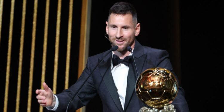 Messi com a Bola de Ouro de 2023