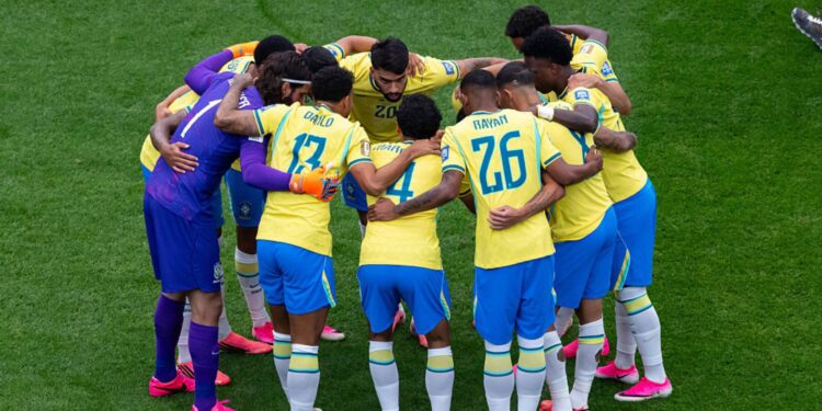 Jogadores do Brasil reunidos antes de jogo