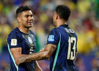 Casemiro e Danilo em jogo do Brasil