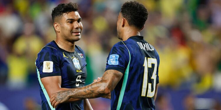 Casemiro e Danilo em jogo do Brasil