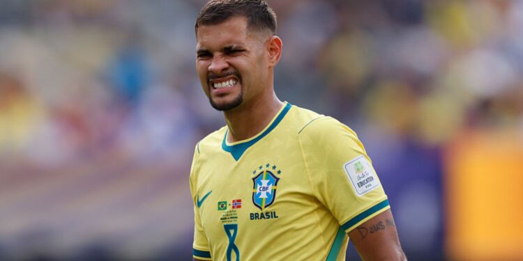 Bruno Guimarães em jogo do Brasil contra Noruega