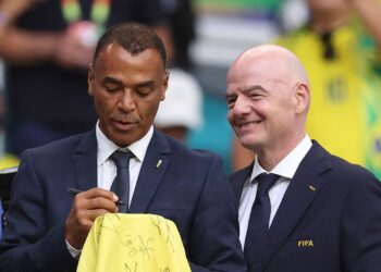 Cafu ao lado de presidente da Fifa