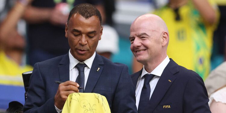 Cafu ao lado de presidente da Fifa
