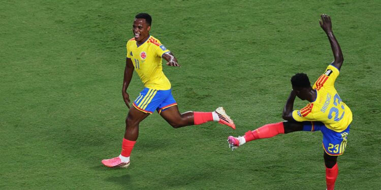 Jhon Arias comemorando gol em Colômbia x Gana